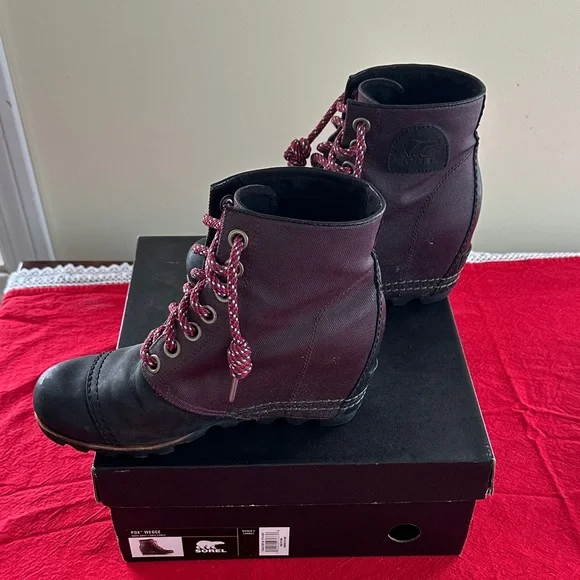 SOREL PDX Wedge Bootie in purple/dark gray with red laces, Size 8.5 - Picture 5 of 7